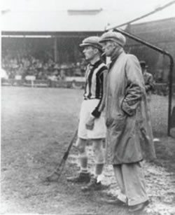 Lory Meagher chats with Jim Dermody on goal at the 1945 Leinster Final