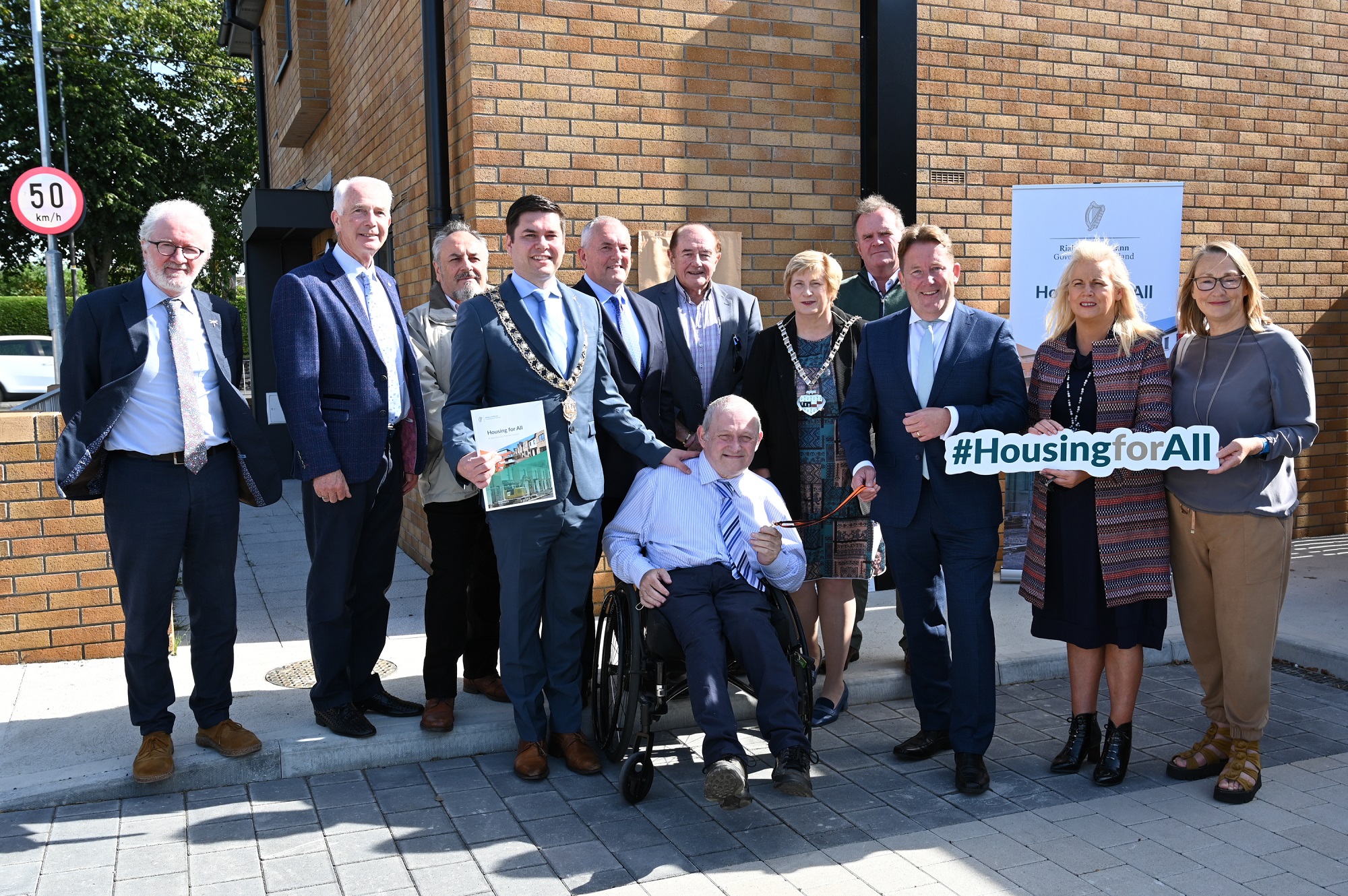 Minister_Darragh_O_Brien at handover of key to Tenant at Pairc Nua, Kilkenny